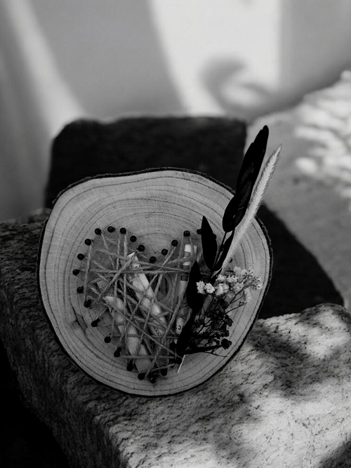 Holzbrett mit Nagelherz