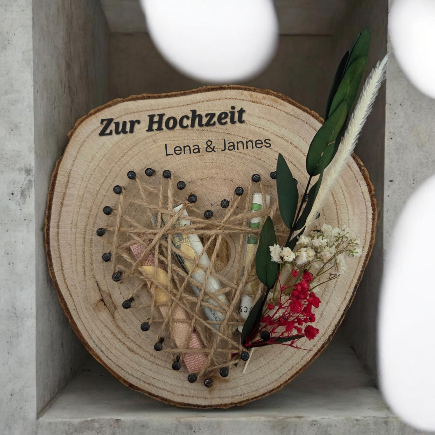 Holzbrett mit Nagelherz