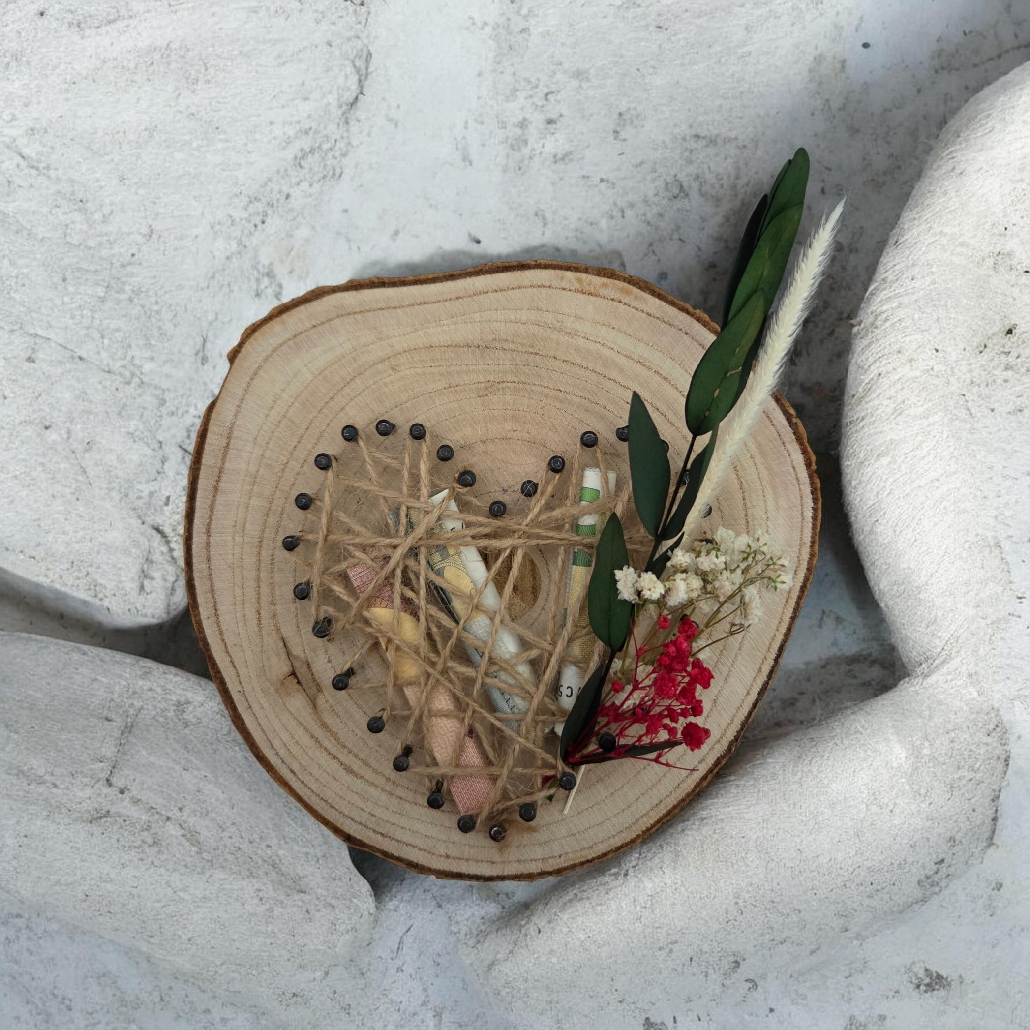 Holzbrett mit Nagelherz