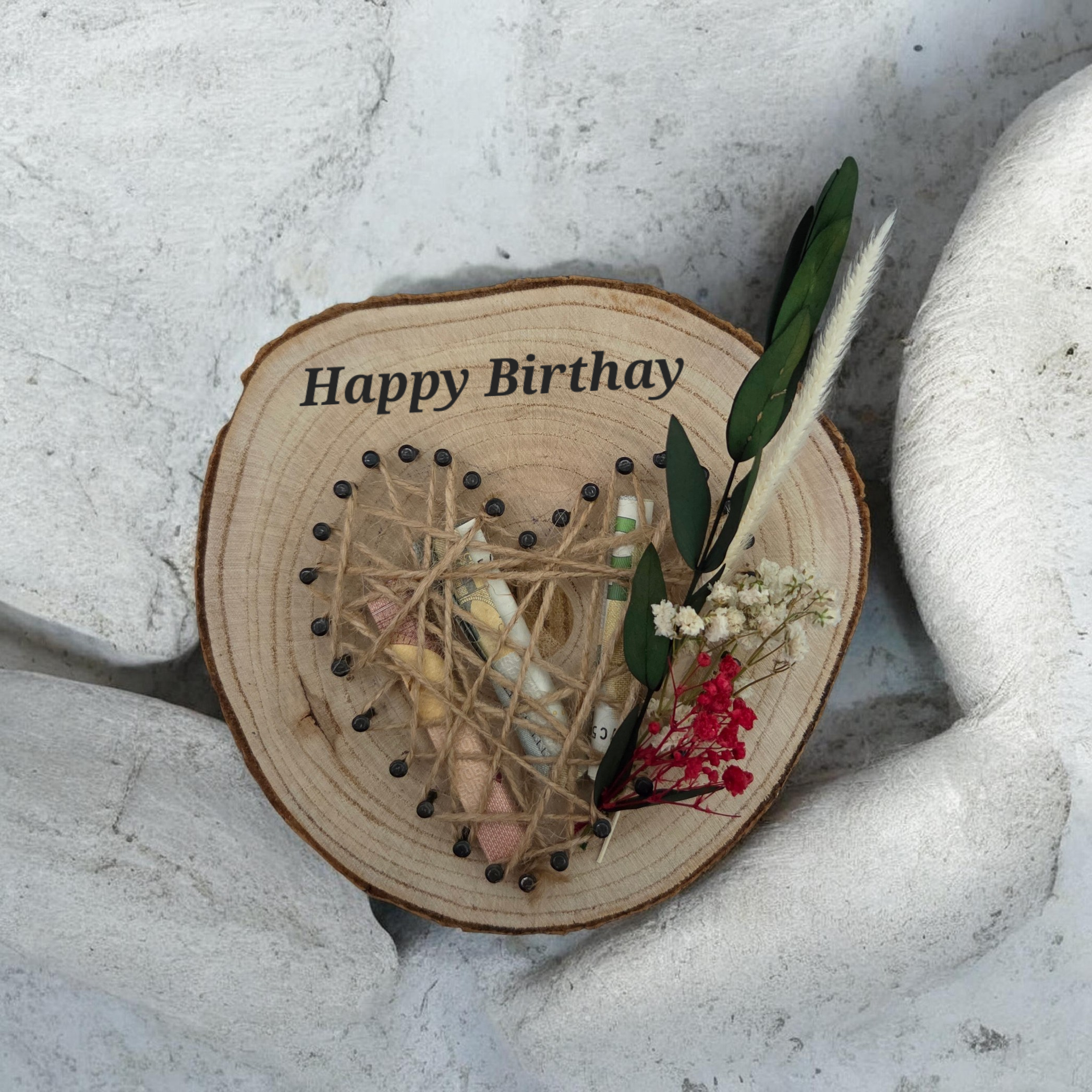 Holzbrett mit Nagelherz